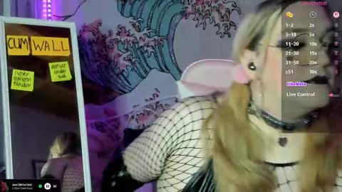 Snapshot of ashleyqt_aus chatting on 10.14.25 AshleyQT online show from 10.14.25