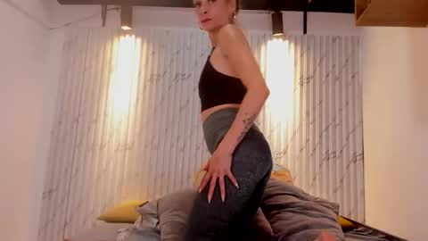 Snapshot of ashlybenison chatting on 01.16.25 ashlybenison online show from 01.16.25