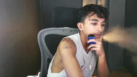 Snapshot of asian_hunk_moreno chatting on 06.21.26 Yuri online show from 06.21.26