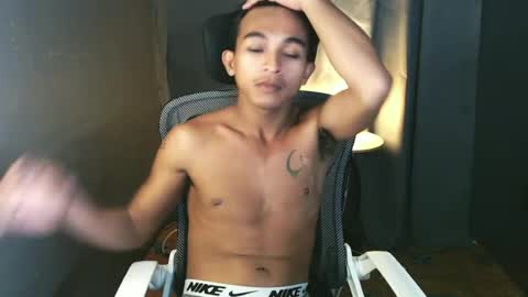 Snapshot of asian_hunk_moreno chatting on 06.28.26 Yuri online show from 06.28.26