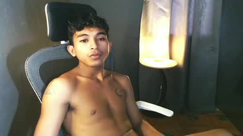 Snapshot of asian_hunk_moreno chatting on 06.29.26 Yuri online show from 06.29.26