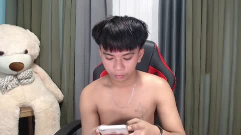 Snapshot of asianhunk_zam chatting on 01.05.25 Zam online show from 01.05.25