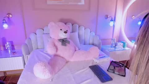 Snapshot of atenea_cute21 chatting on 05.20.26 Athenea online show from 05.20.26
