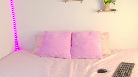 Snapshot of athena_makri05 chatting on 01.28.25 ATENEA MAKRI online show from 01.28.25