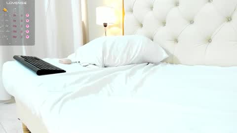 Aura sanders online show from 10.30.25