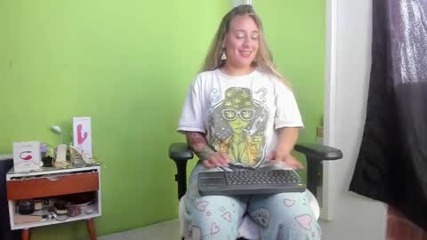 Snapshot of auradivina2 chatting on 05.17.26 Aura Divina online show from 05.17.26