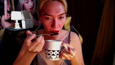 Snapshot of aurakharisma_xx chatting on 12.24.24 Miss awra online show from 12.24.24