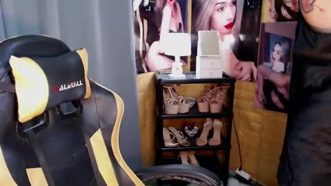 Snapshot of aurakharisma_xx chatting on 03.10.25 Miss awra online show from 03.10.25