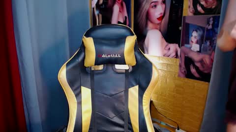 Snapshot of aurakharisma_xx chatting on 09.28.25 Miss awra online show from 09.28.25