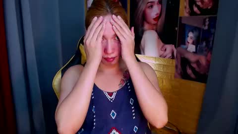 Snapshot of aurakharisma_xx chatting on 10.12.25 Miss awra online show from 10.12.25