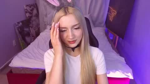 Snapshot of aurasanrise chatting on 05.22.26 Aura online show from 05.22.26