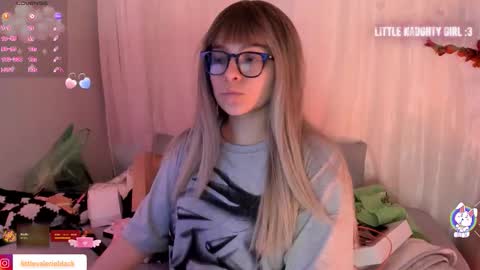 Snapshot of aurora_blaack chatting on 11.09.25 val online show from 11.09.25