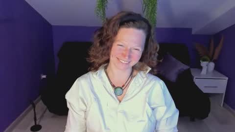 Snapshot of auroraborealis__ chatting on 09.18.25 auroraborealis__ online show from 09.18.25