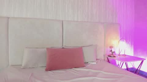 Snapshot of auroradurand chatting on 01.12.25 ...  ... online show from 01.12.25