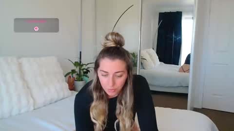 Snapshot of aussielulu chatting on 09.18.25 aussielulu online show from 09.18.25