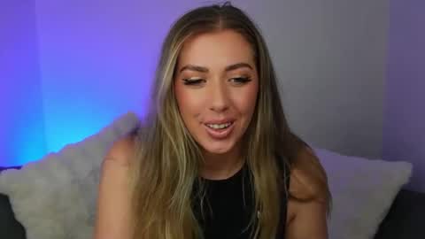 Snapshot of aussielulu chatting on 10.17.25 aussielulu online show from 10.17.25