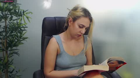 Snapshot of avablue_ chatting on 01.31.25 online show from 01.31.25