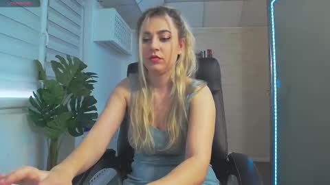 Snapshot of avablue_ chatting on 02.24.25 online show from 02.24.25