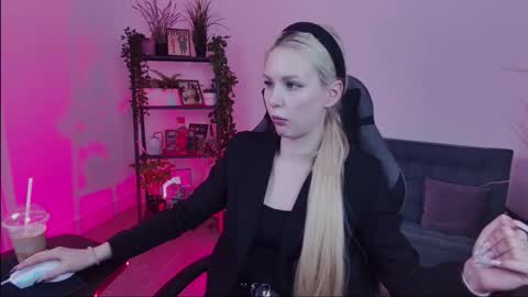 Snapshot of avadaviis chatting on 09.22.25 Ava nonude online show from 09.22.25