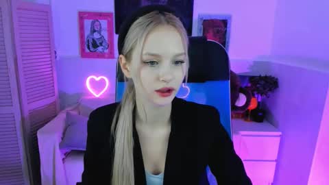 Snapshot of avadaviis chatting on 10.18.25 Ava nonude online show from 10.18.25