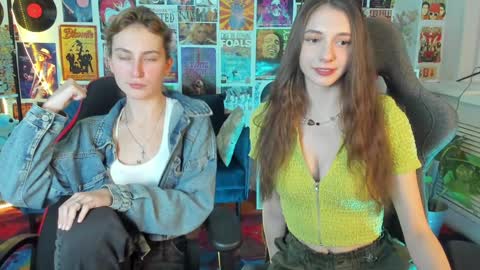 Snapshot of aveangela chatting on 01.10.25 Avie online show from 01.10.25