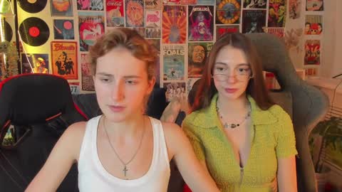 Snapshot of aveangela chatting on 01.11.25 Avie online show from 01.11.25
