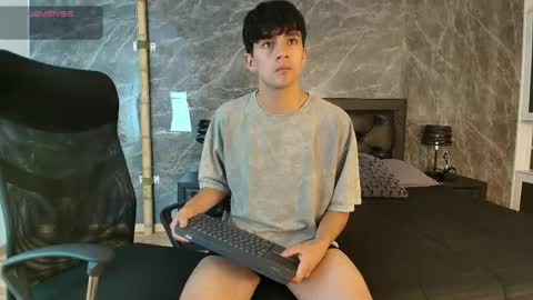 Snapshot of axel_draven chatting on 04.27.26 axel_draven online show from 04.27.26
