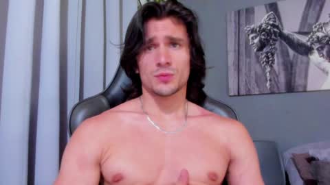 Snapshot of axel_owen chatting on 01.08.25 Axel online show from 01.08.25