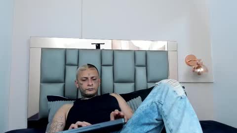 Snapshot of axeldasilva27cm chatting on 01.08.25 online show from 01.08.25