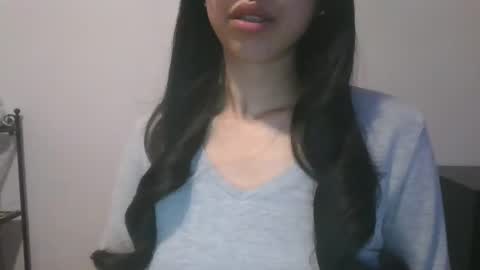 Snapshot of axuepetitt chatting on 12.17.24 axue online show from 12.17.24