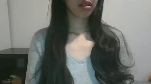 Snapshot of axuepetitt chatting on 12.30.24 axue online show from 12.30.24