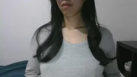 Snapshot of axuepetitt chatting on 02.28.25 axue online show from 02.28.25