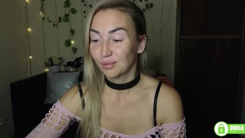 Snapshot of ay_kiss_jully chatting on 09.12.25 Jully online show from 09.12.25