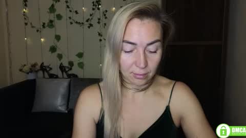 Snapshot of ay_kiss_jully chatting on 11.04.25 Jully online show from 11.04.25