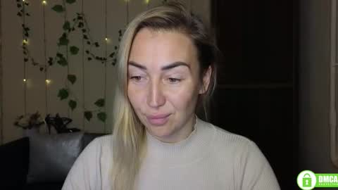 Snapshot of ay_kiss_jully chatting on 11.10.25 Jully online show from 11.10.25