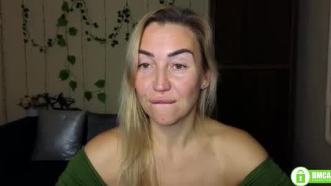 Snapshot of ay_kiss_jully chatting on 11.11.25 Jully online show from 11.11.25