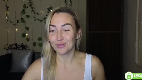 Snapshot of ay_kiss_jully chatting on 11.12.25 Jully online show from 11.12.25