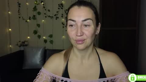 Snapshot of ay_kiss_jully chatting on 11.28.25 Jully online show from 11.28.25