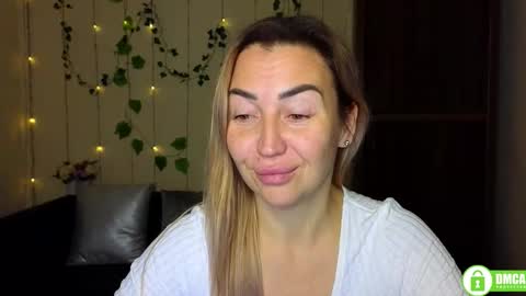 Snapshot of ay_kiss_jully chatting on 11.29.25 Jully online show from 11.29.25