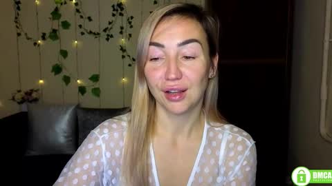 Snapshot of ay_kiss_jully chatting on 12.04.25 Jully online show from 12.04.25