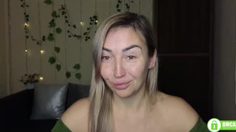 Snapshot of ay_kiss_jully chatting on 12.16.25 Jully online show from 12.16.25