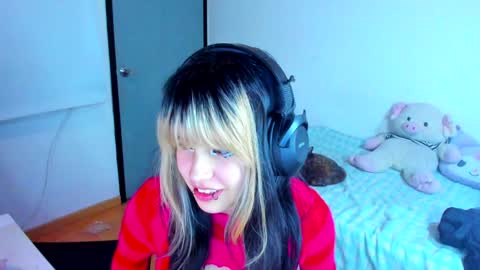 Azu Moure online show from 01.23.25