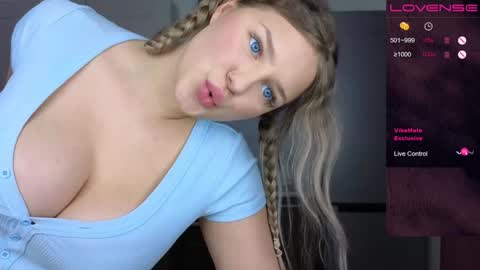 Snapshot of b_e_l_l_a__t_r_i_x chatting on 12.02.24 Bella Wooowww online show from 12.02.24