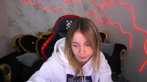 Snapshot of babe_dollie chatting on 02.11.25 Babe online show from 02.11.25