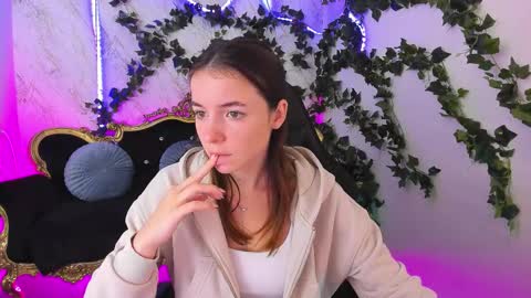 Snapshot of babe_dollie chatting on 10.02.25 Babe online show from 10.02.25