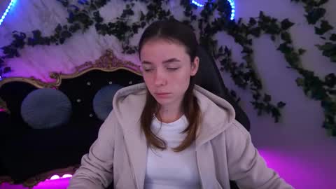 Snapshot of babe_dollie chatting on 10.10.25 Babe online show from 10.10.25