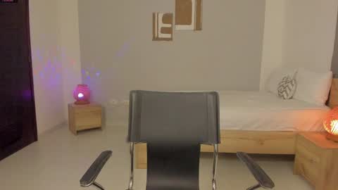 Snapshot of babesexy19_ chatting on 12.18.24 itzell online show from 12.18.24