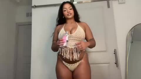 Snapshot of babyjazzys chatting on 12.01.25 Jaz online show from 12.01.25