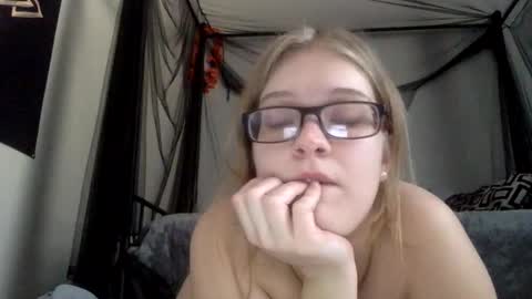 Snapshot of baeblondie chatting on 02.25.25 baeblondie online show from 02.25.25