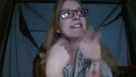 Snapshot of baeblondie chatting on 11.19.25 baeblondie online show from 11.19.25